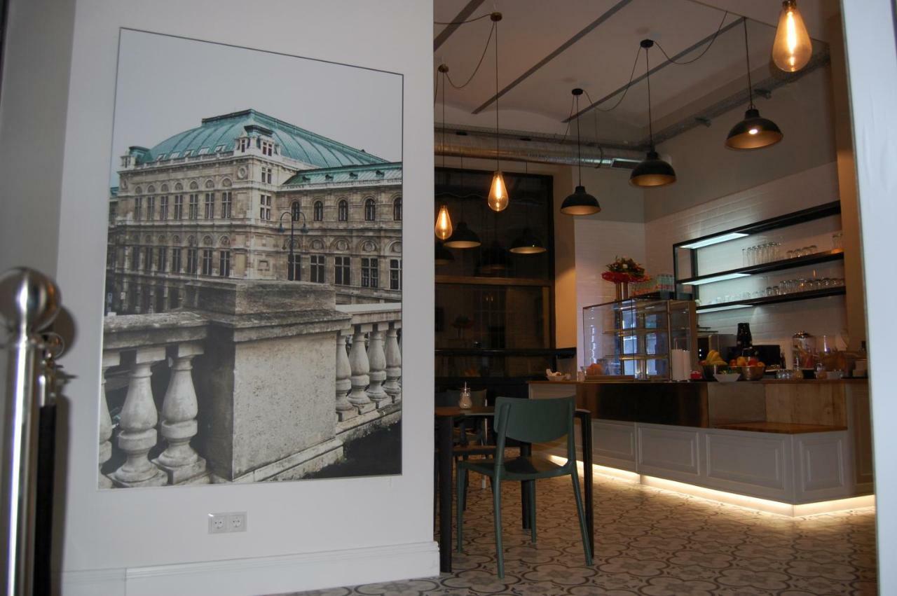 Apollo Hotel Wina Bagian luar foto