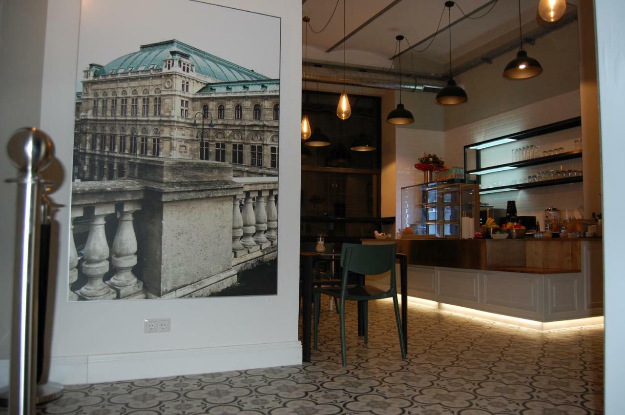 Apollo Hotel Wina Bagian luar foto