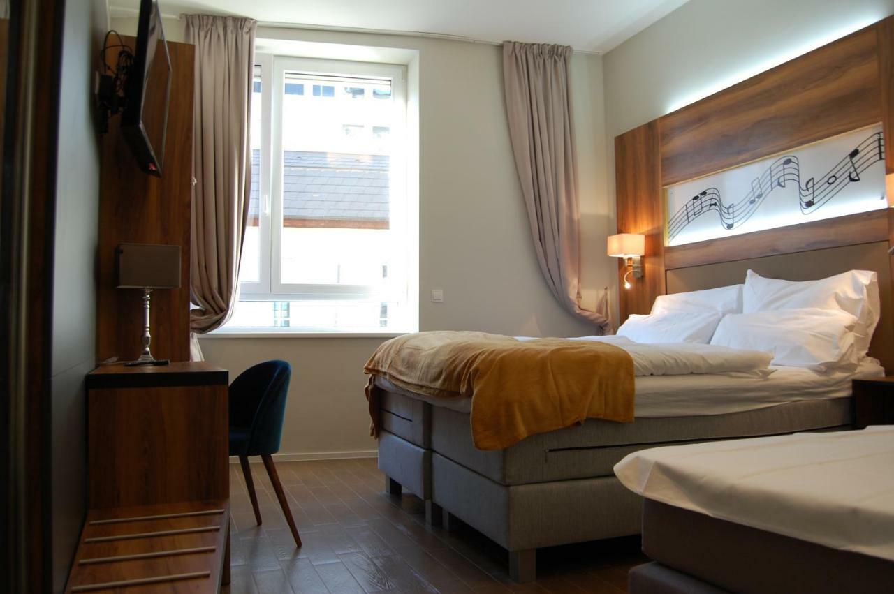 Apollo Hotel Wina Bagian luar foto